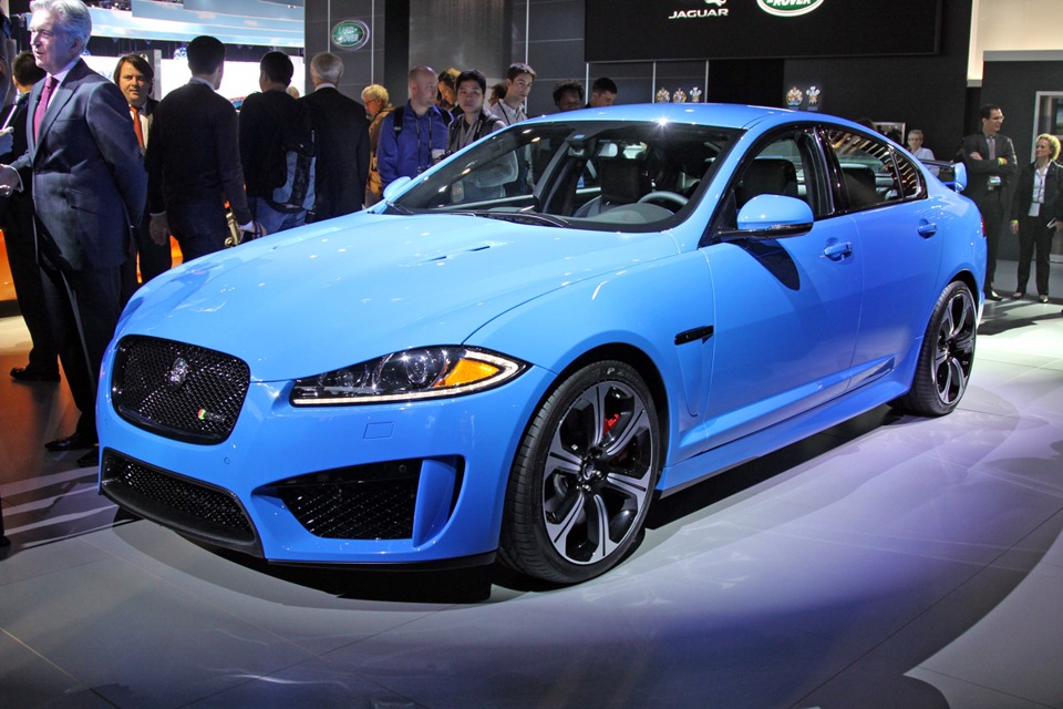 Синий драйв. Jaguar XFR-S 2020. Jaguar XFR-S 2020 ночью. Вольвовский голубой. Самый быстрый седан до 2006 года.