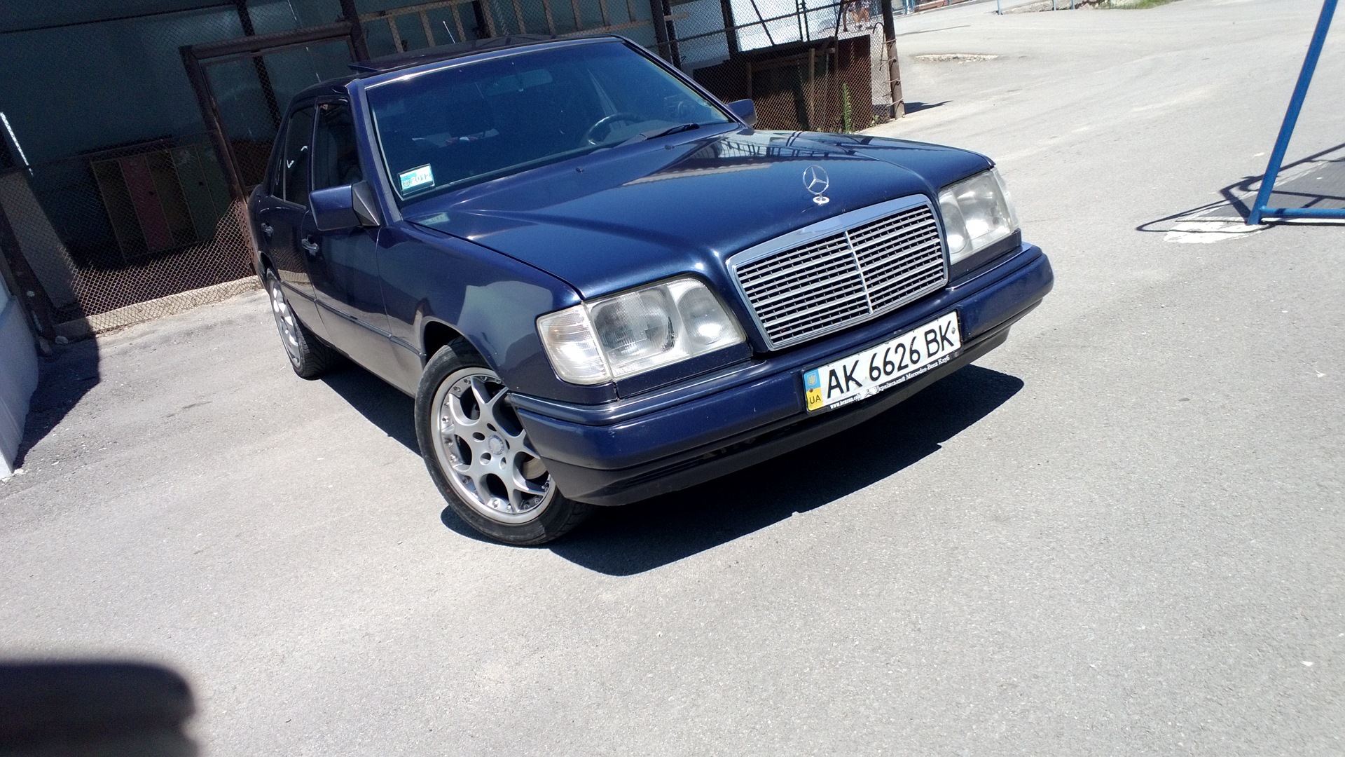 Mercedes Benz e class w124 синий