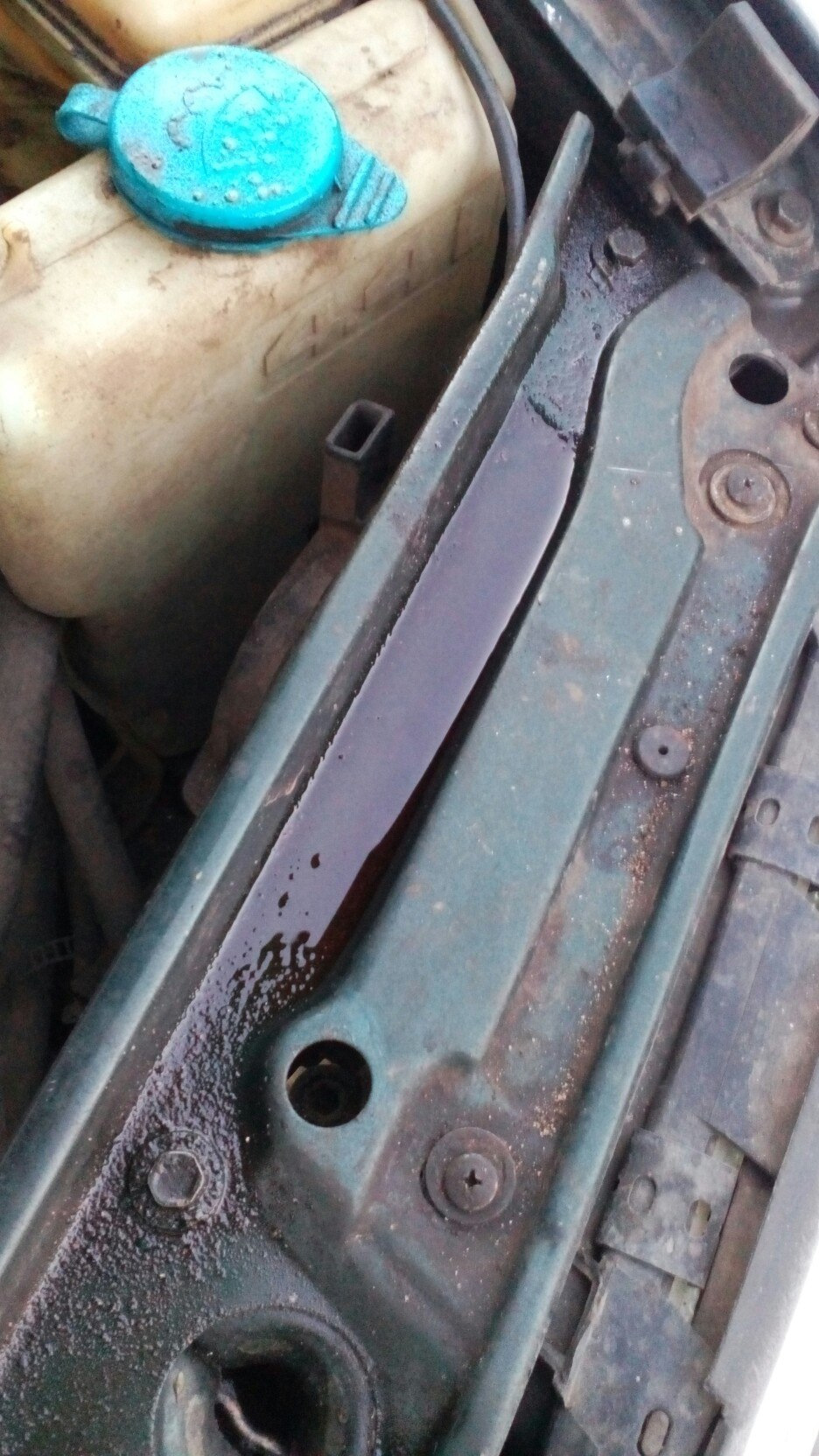 Выдавливает масло из бочка ГУР — Audi 100 (C4), 2 л, 1993 года ...