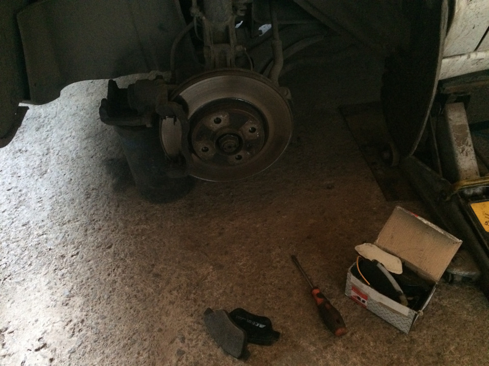 потекла передняя стойка правая, замена передних колодок — FIAT Doblo ...