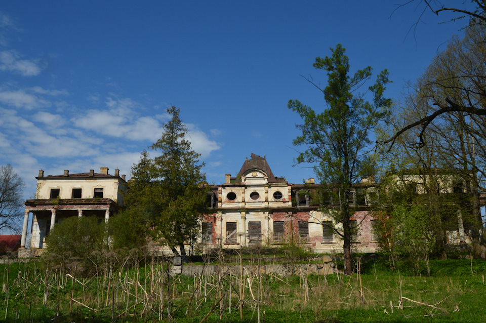 волышево усадьба строгановых история. 8bc9599s 960. волышево усадьба строгановых история фото. волышево усадьба строгановых история-8bc9599s 960. картинка волышево усадьба строгановых история. картинка 8bc9599s 960. В июне прошлого года я вместе с подругой побывала на Псковщине, у нашей одноклассницы. Живет она в маленьком городе Порхов, что расположен на реке Шелонь, в 88-ми километрах от Пскова. Древний русский город. Первое упоминание о котором приходится на 1239 год. Город-крепость. Увидевший и переживший на своем веку много интересного и сложного. Но мой рассказ не о нем, а о судьбе усадьбы Волышево. Усадьбе, которая когда-то была украшением не только этих мест, но и всей богатейшей империи Строгановых. Усадебный комплекс в Волышево называли «жемчужиной» имений Строгановых. Она входила в 20-ку роскошных и красивейших усадебных комплексов в России конца XIX – начала ХХ века. волышево усадьба строгановых история. 8bc9599s 960. волышево усадьба строгановых история фото. волышево усадьба строгановых история-8bc9599s 960. картинка волышево усадьба строгановых история. картинка 8bc9599s 960. В июне прошлого года я вместе с подругой побывала на Псковщине, у нашей одноклассницы. Живет она в маленьком городе Порхов, что расположен на реке Шелонь, в 88-ми километрах от Пскова. Древний русский город. Первое упоминание о котором приходится на 1239 год. Город-крепость. Увидевший и переживший на своем веку много интересного и сложного. Но мой рассказ не о нем, а о судьбе усадьбы Волышево. Усадьбе, которая когда-то была украшением не только этих мест, но и всей богатейшей империи Строгановых. Усадебный комплекс в Волышево называли «жемчужиной» имений Строгановых. Она входила в 20-ку роскошных и красивейших усадебных комплексов в России конца XIX – начала ХХ века.