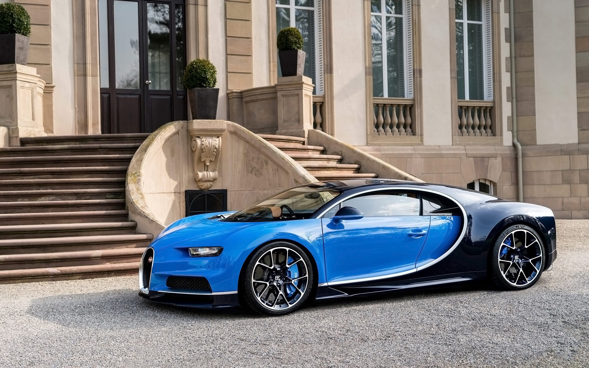 BUGATTI, ШОУ-РУМ ОДНОЙ МАШИНЫ. — DRIVE2