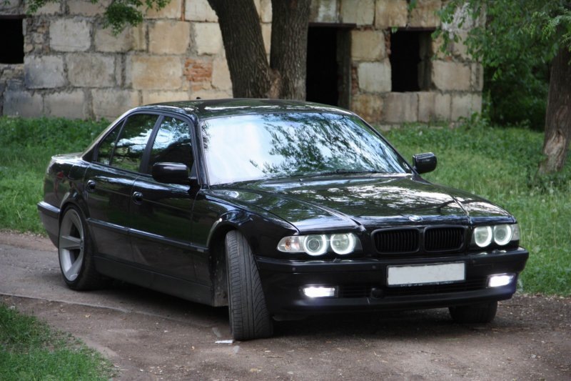 BMW 7 e38 черная