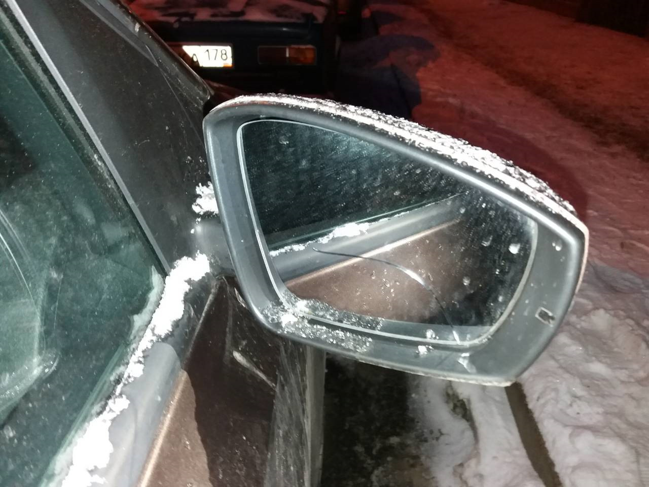 Volkswagen polo зеркала. VW Polo 2020 боковое зеркало. Фольксваген поло зеркало левое разбитое. Поло седан разбито зеркало боковое. Зеркало поло седан правое.