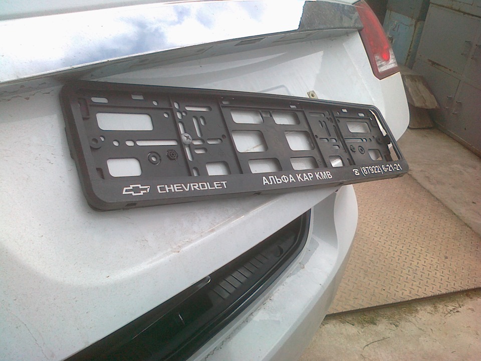 Рамка номера нива шевроле. Рамка номера нива шевроле. Нива шевроле железная рамка на номер. Рамка номерного знака шевроле авео. Передняя номерная рамка шевроле круз.