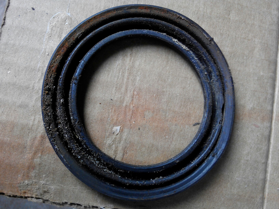 Замена пыльника суппорта (перед) — Toyota Camry (XV40), 2,4 л, 2008 ...