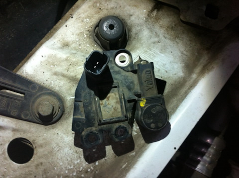 Рено логан 2007 мотор лампа давления. Загорелись лампочки двигатель аккумулятор рено логан. Лампочка абс рено меган 1. Горит лампочка аккумулятора рено. Из за чего может загораться лампочка акб рено логан 1.