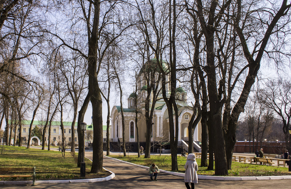 На этом месте стоял огромный Преображенский собор, 1677-го года постройки, но в конце 1920-х он был разрушен. Теперь Преображенский собор — новое здание в неовизантийском стиле. — УАЗ 315195 Hunter