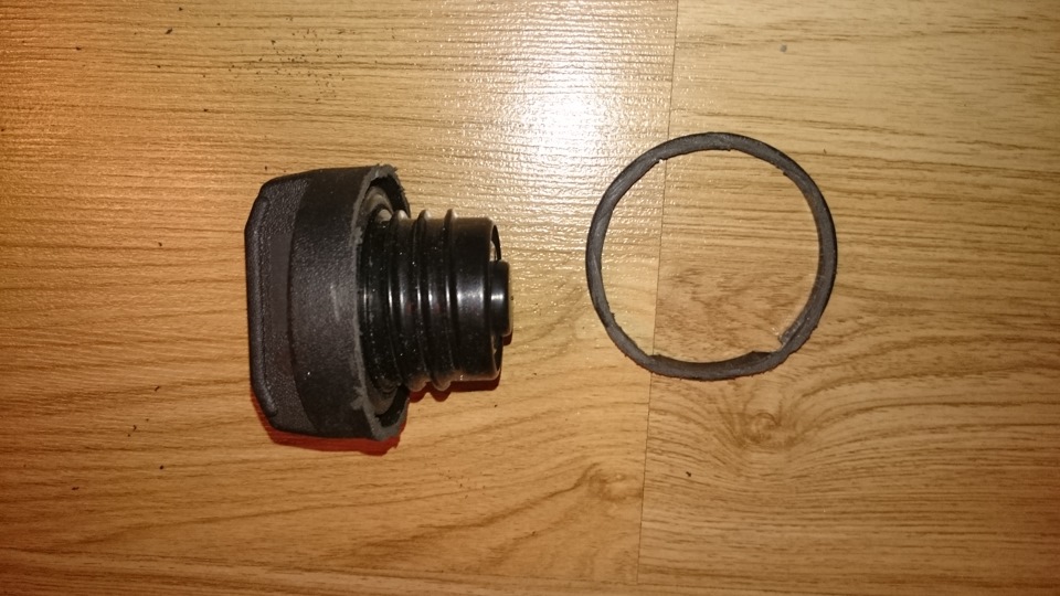 Пробка бензобака с ключем — Toyota FJ Cruiser, 4 л, 2012 года ...