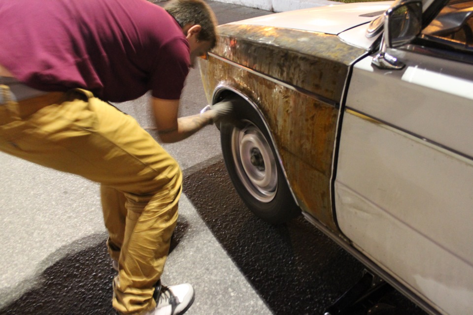 Скрипит колесо, едешь скрипит шатаешь скрипит, может пружина стоит не ...