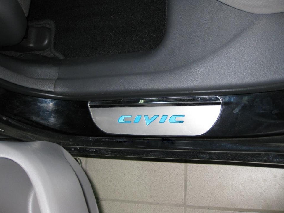 Замена старых накладок на пороги … — Honda Civic 4D (8G), 1,8 л, 2008 ...