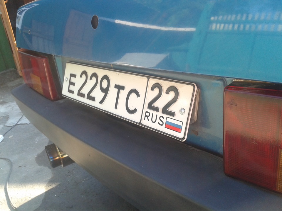 Катафот заднего бампера ваз 2114. Рамка заднего номера ваз 2109. Белый ваз 2114 с рамками под номерами. Номерные рамки на ваз 2109. Рамка номерного знака ваз 2114.