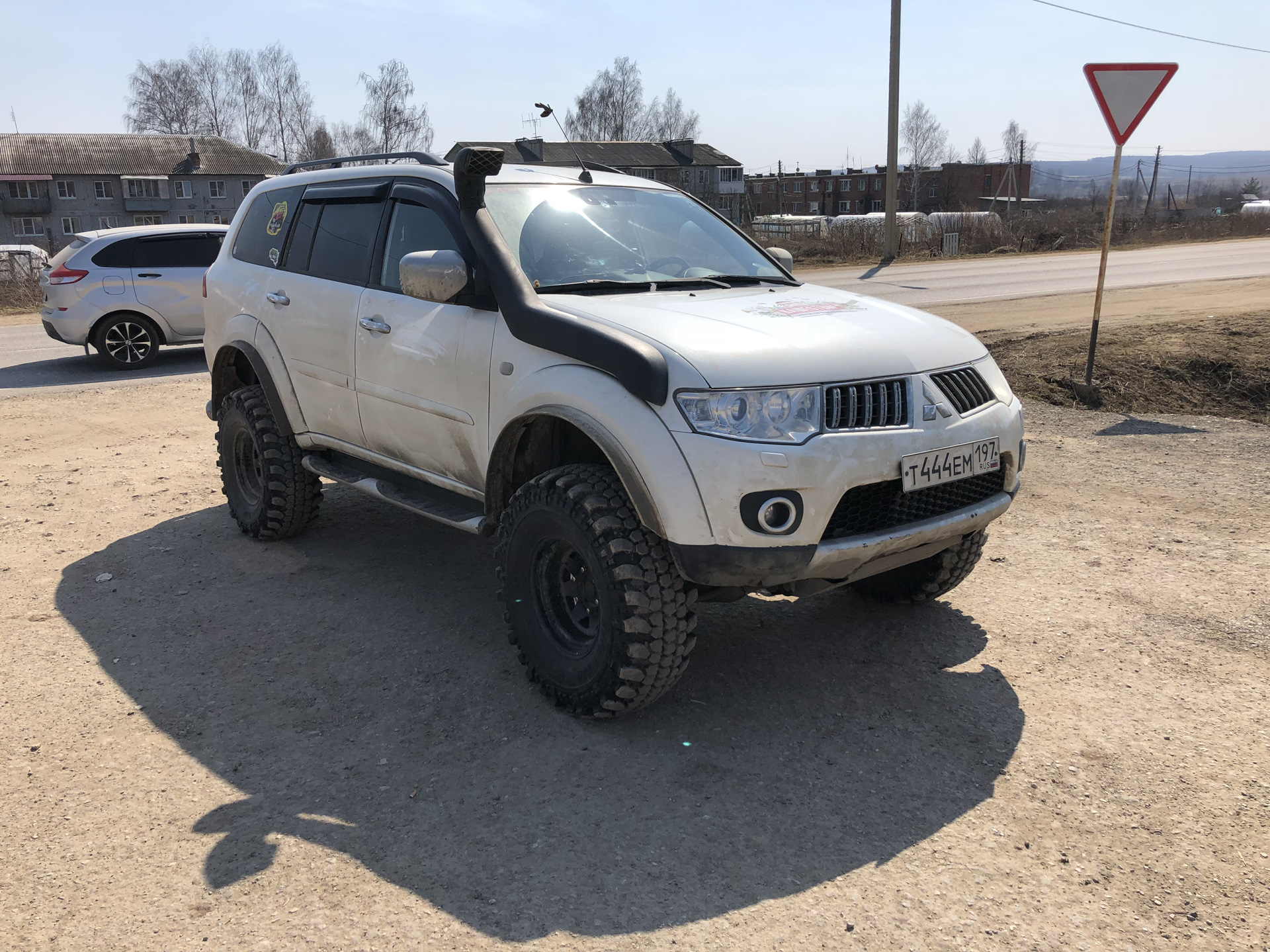 Шины паджеро спорт 2. Митсубиси Паджеро спорт 2 на 33 колесах. Mitsubishi Pajero Sport 2 33 колеса. Mitsubishi Pajero на 33 колесах. Паджеро 2 на 33 колесах.