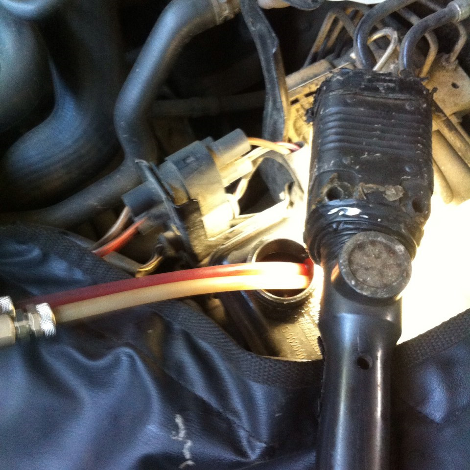 Одна трубка высасывает (которая светлая), другая трубка заливает (которая красная). — Audi A4 Avant (B7)