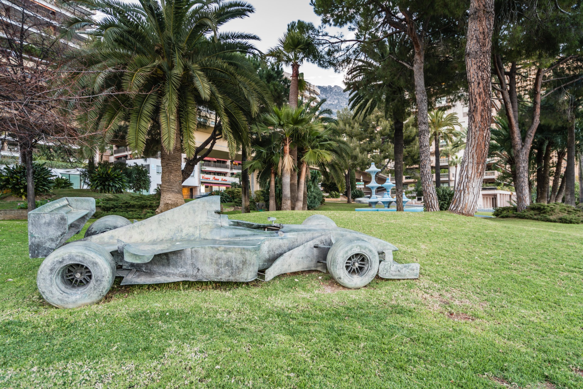 Монако достопримечательности. Монако скульптуры. Монако памятник гонщику. Аллея скульптур монако. Монако памятники.