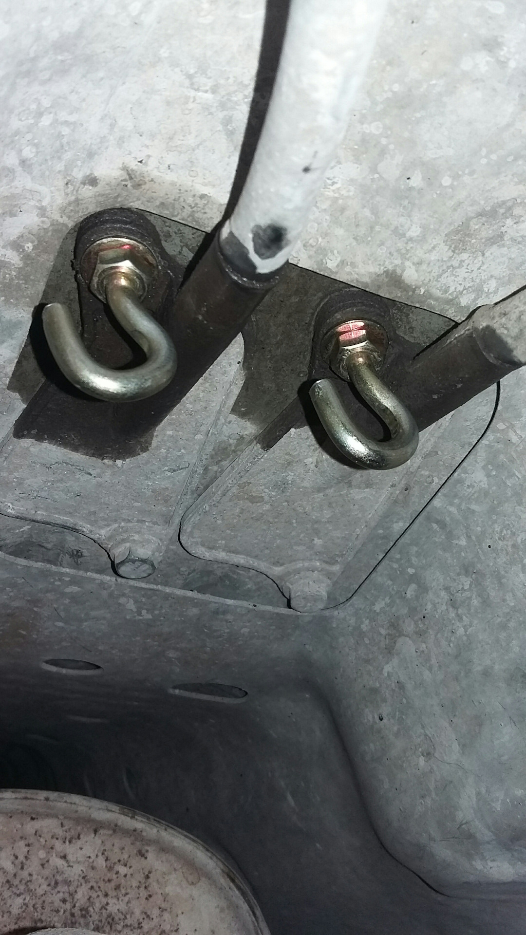 Довел до ума крепление глушителя ) — Nissan Almera II (N16), 1,5 л ...