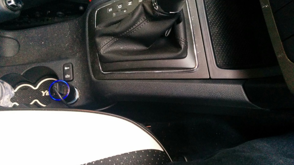 Протяжка кабеля зарядки смартфона под рамку магнитолы — Skoda Yeti, 1,4 ...