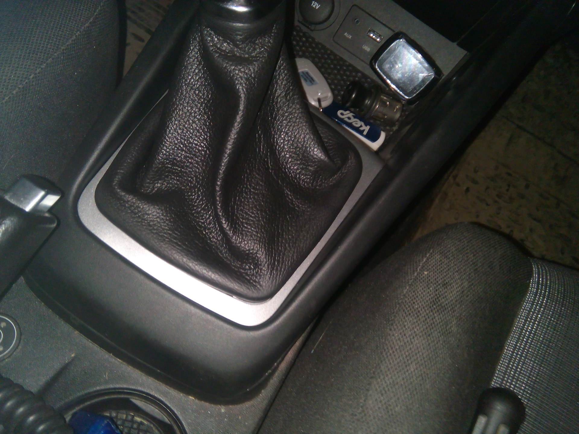 Замена чехла. Замена чехла. Кожух ручки кпп акцент тагаз. Крышка кпп форд фокус 2. Чехол кулисы ваз 2111.