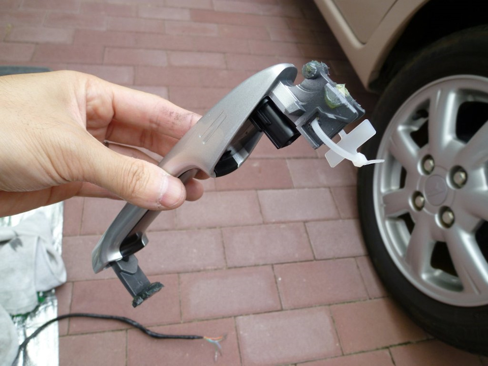 Как снять ручку двери мондео 4 Keyless на все двери! обсуждение - Toyota Prius (30), 1,8 л, 2011 года электрони