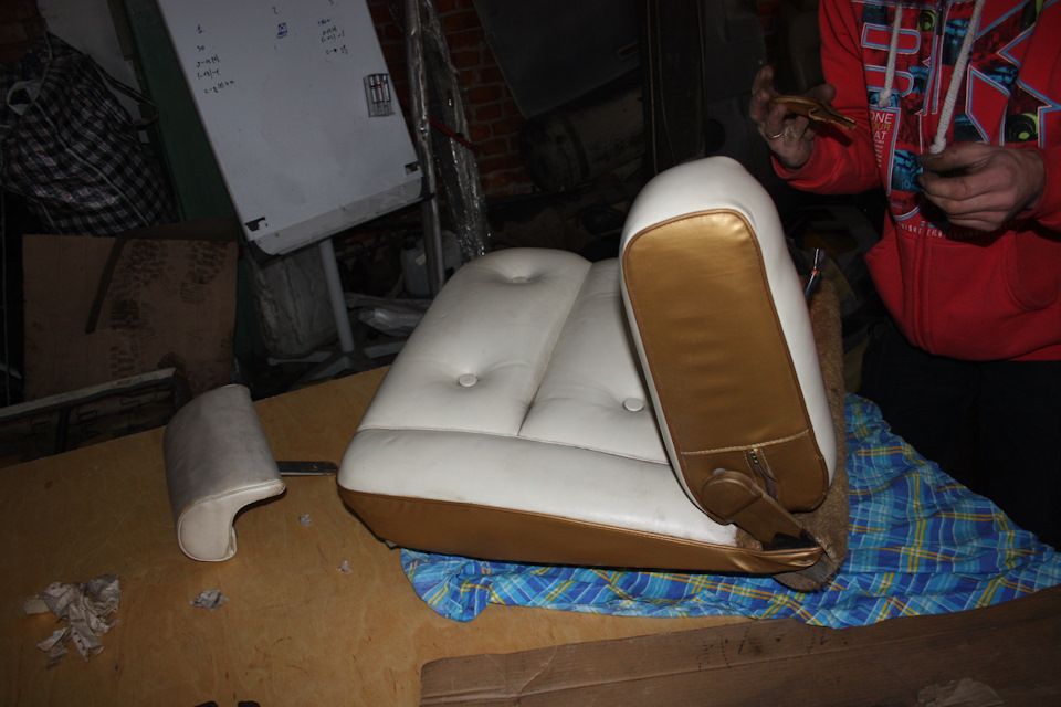 Напольное покрытие и разборка сидений — Ford Thunderbird VI, 7,5 л ...