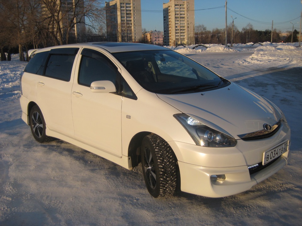 Тойота виш белый. Тойота Виш 2005 белый. Тойота Виш белый перламутр. Toyota Wish белая. Тойота Виш цвет перламутр.