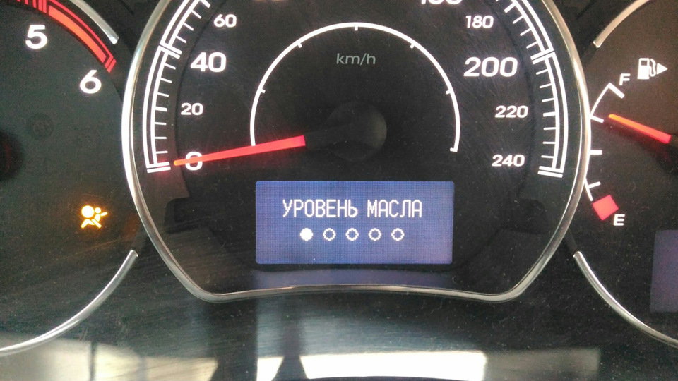 За 9847км с прошлого ТО масло не доливал. Залито было 7,4л. Вот до такого уровня успело упасть за это время. 200км назад было ещё 2 шарика — Renault Koleos (1G)