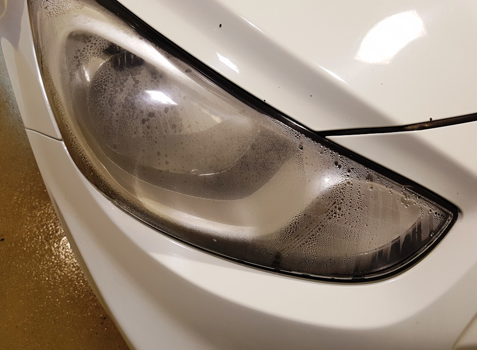 Запотевает передняя фара — Hyundai Solaris, 1,4 л, 2013 года ...