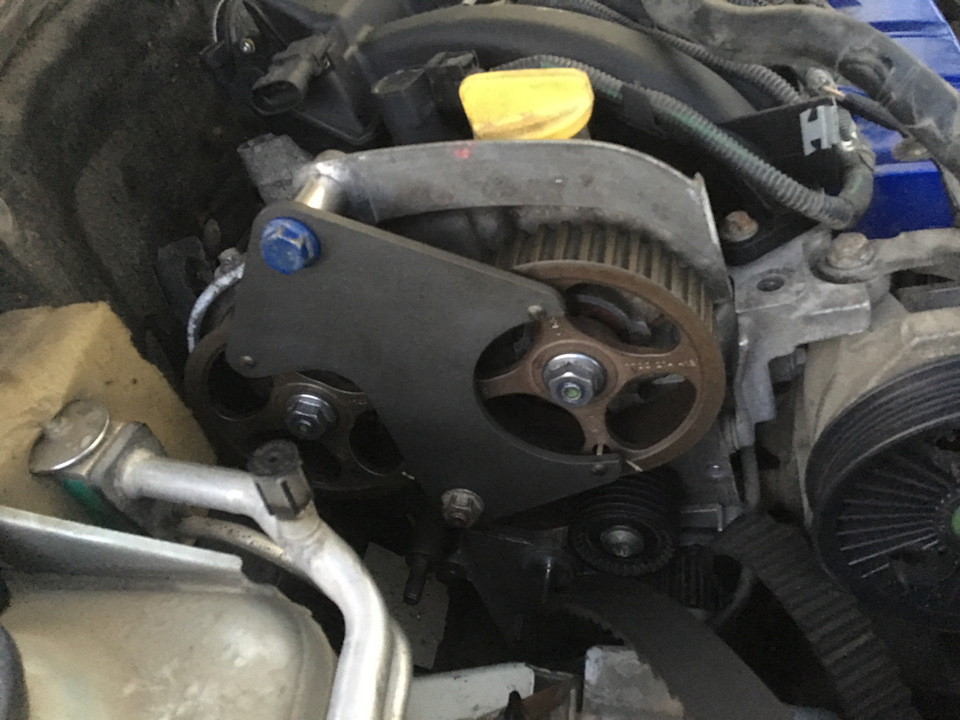 Замена сальников на распредвалах и замена паразитного ролика — Renault ...