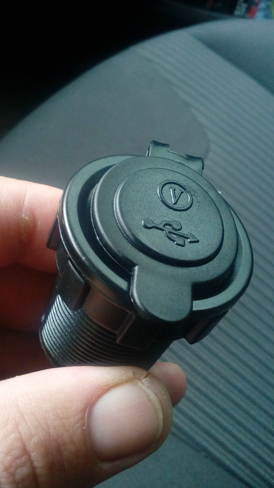 Замена прикуривателя на вольтметр с USB-зарядкой — Ford Focus III Wagon ...