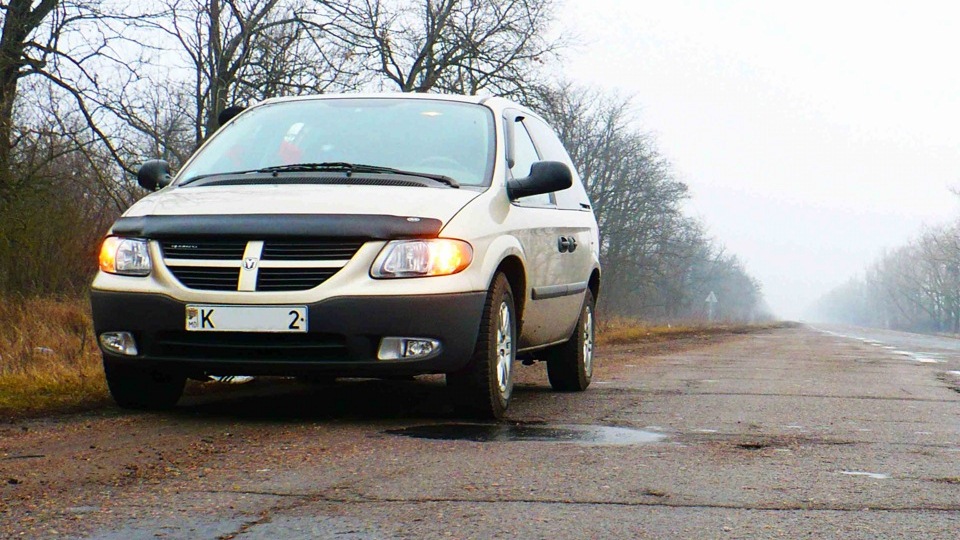 Свет додж караван. Додж Караван 4. Dodge Caravan 4 ПТФ. Додж Караван 2004. Додж Караван 2.4.