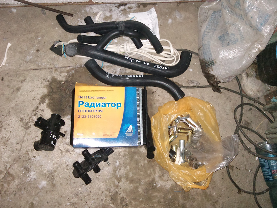 Дополнительная печка в салон нивы 21213. 8c65c85s 960. Дополнительная печка в салон нивы 21213 фото. Дополнительная печка в салон нивы 21213-8c65c85s 960. картинка Дополнительная печка в салон нивы 21213. картинка 8c65c85s 960. Поездив три дня в минус 35, решил поставить дополнительный отопитель ( печку). Но какой? объехал много магазинов, все что есть в продаже громоздкие и шумные, либо дорогие. Отчаявшись поехал попить кофе к товарищу на СТО. Пока общались рассказал ему свою проблему. И на удивление у него нашлось именно то что я искал.