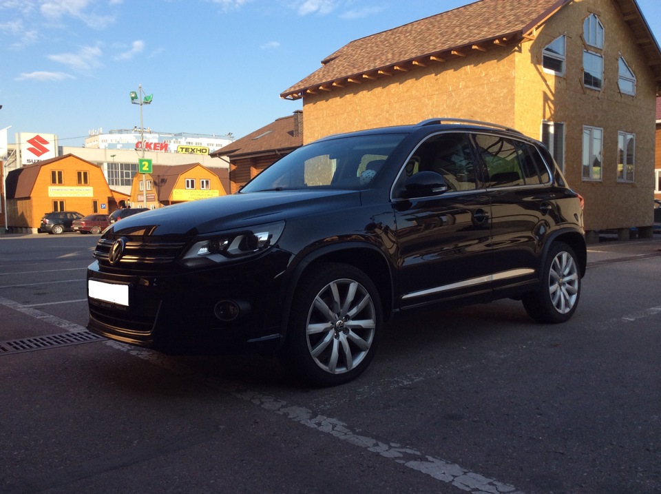 Tiguan 1g. Тигуан 2012 черный. Тигуан 1 Рестайлинг. Тигуан 1 черный тюнинг. Чёрный тюнингованный Тигуан 2012.