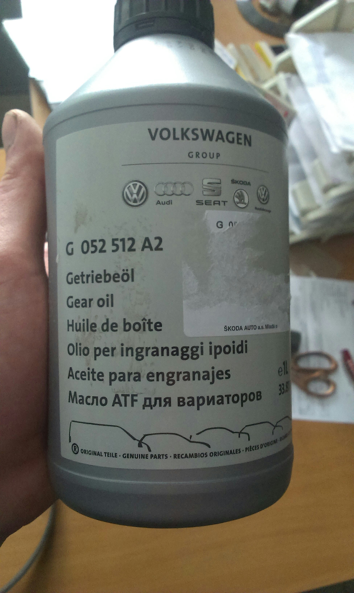 Масло в мкпп фольксваген поло седан. Трансмиссионное масло Volkswagen g 052 512. Масло для коробки Фольксваген поло 2012. G 052 512 a2 аналоги. Масло g 052 527 a2 для механической коробки передач.