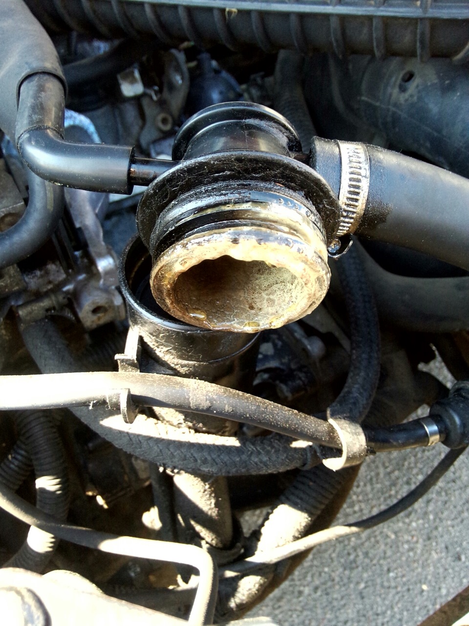 Белая эмульсия в маслозаливной горловине — Peugeot 405, 1,6 л, 1993 ...