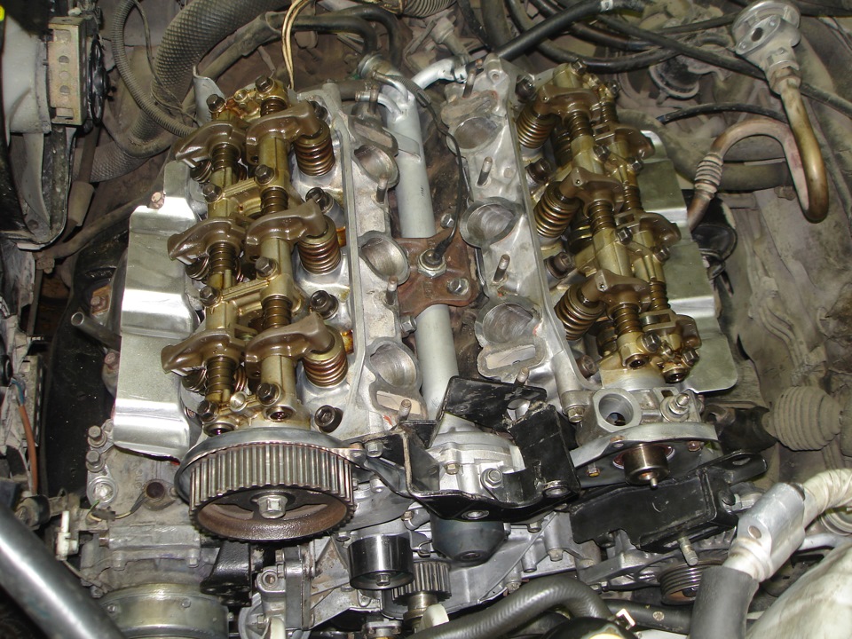 Вот так вот все красиво, помпа пошла под замену, хотя не бежала. — Mitsubishi Sigma