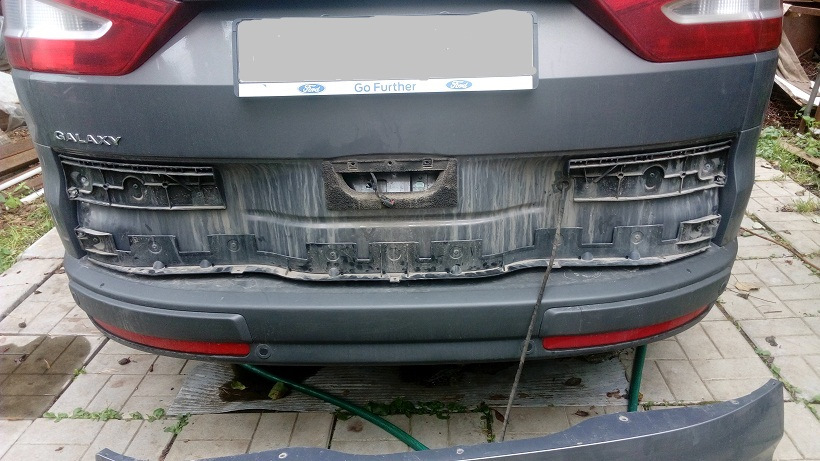 Вот такая красота при снятой нижней накладке двери багажника — Ford Galaxy (Mk III)