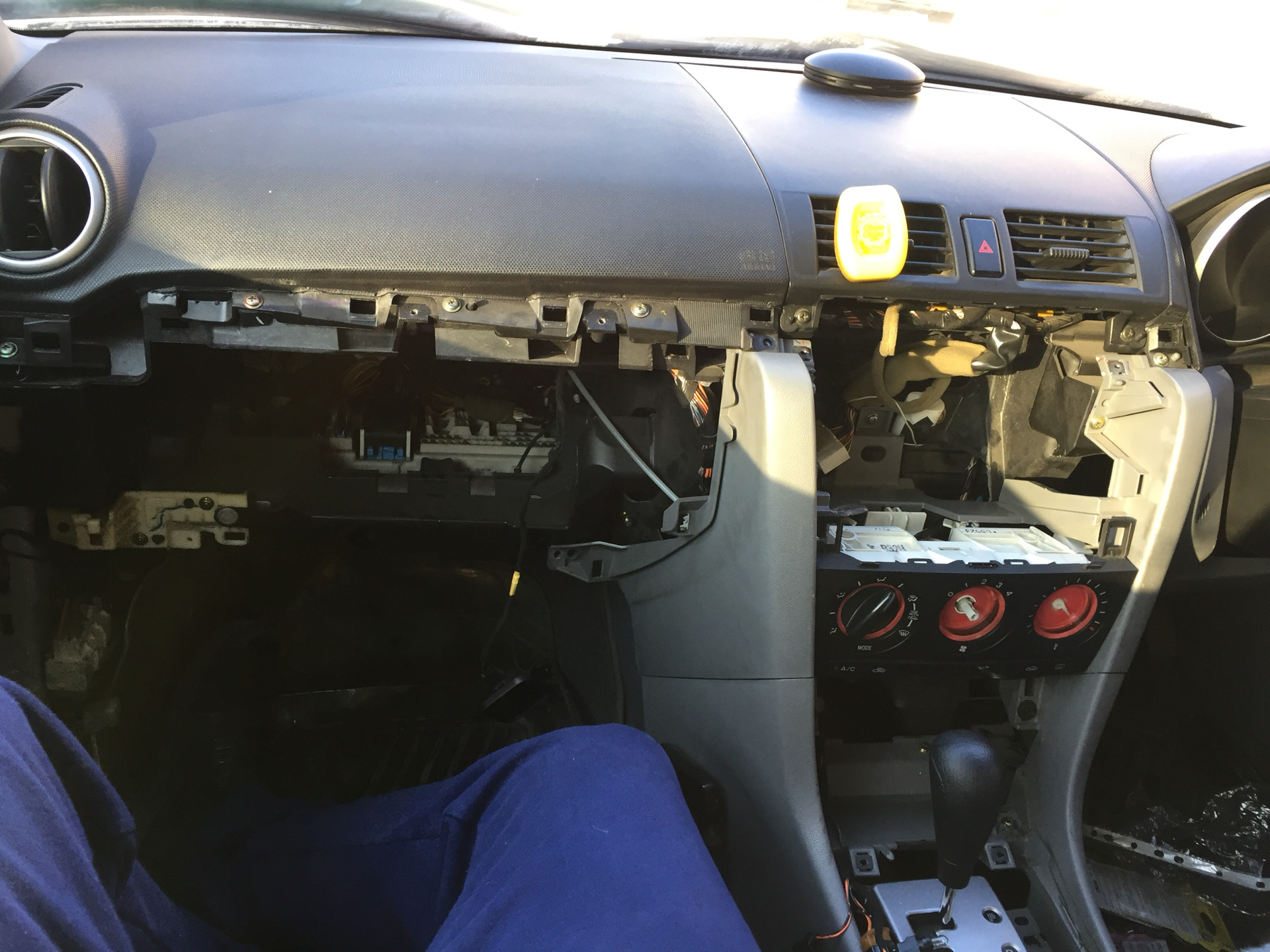 снятие торпеды мазда 3. мазда 3 кнопка под торпедо. снятие торпеды мазда 6 gg. как снять торпеду на мазде. шумоизоляция моторного щита мазда 3 bk.