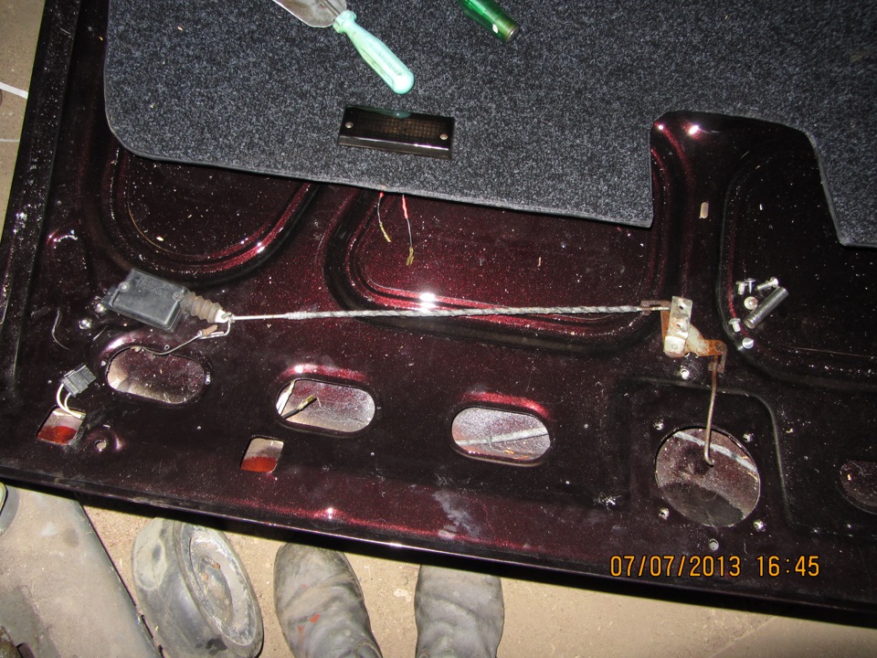 Кроим багажник. Часть 4. Скрытая установка электрозамка. — ГАЗ 2410, 3 ...