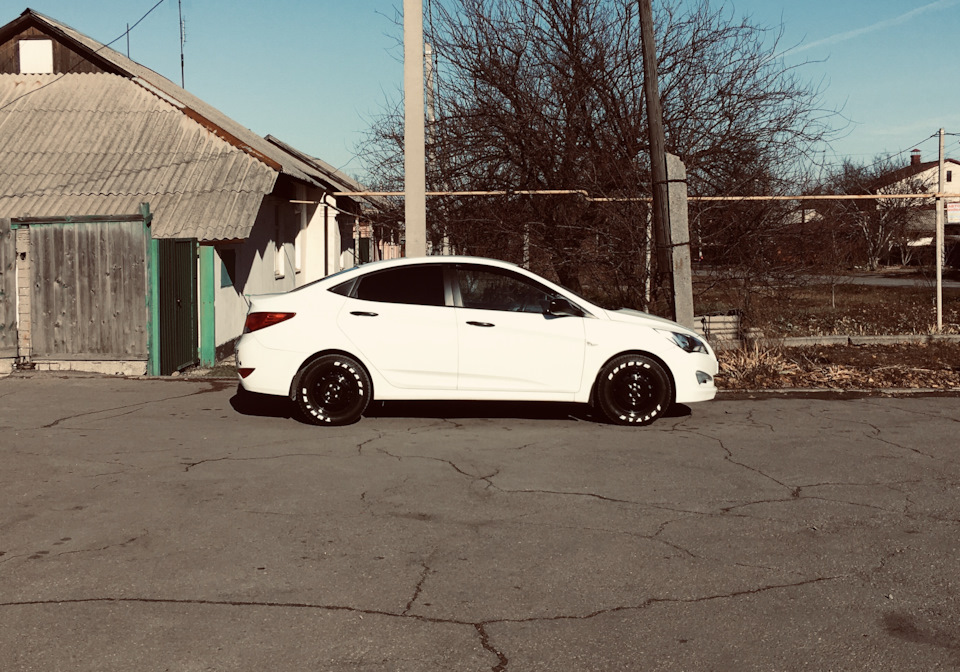 Белый солярис на чёрных дисках / надпись на шинах — Hyundai Solaris (1G ...