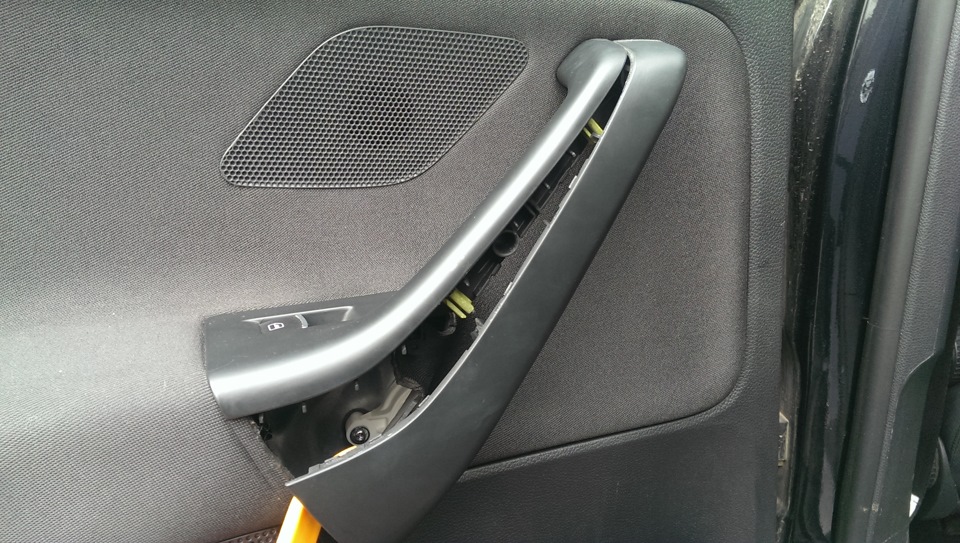 Замена кнопки стеклоподъемника — Volkswagen Golf Variant (Mk6), 1,6 л ...