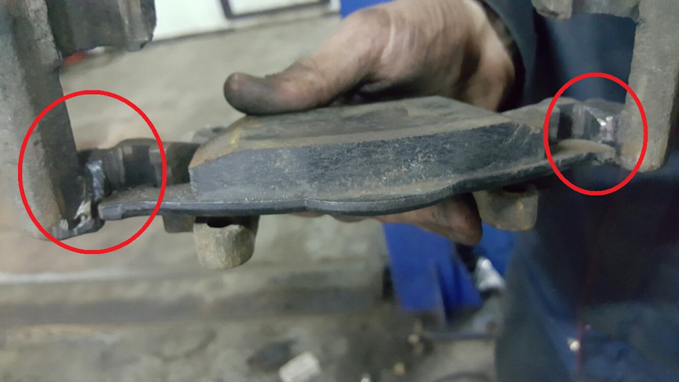 Скоба суппорта ч.2 ремонт — Volkswagen Passat B5, 2,8 л, 2002 года ...