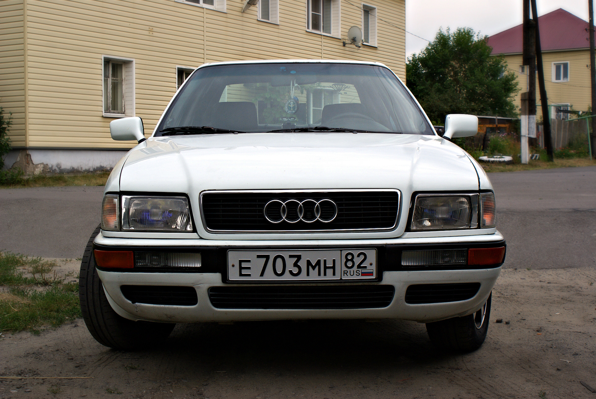 Бел 80. Audi 80 b4 белая. Ауди 80 в4. Туманки Ауди 80 б4. Ауди 80 б4 с туманками.