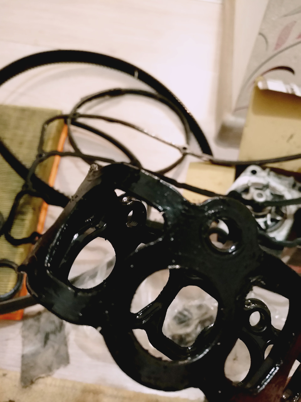 Состояние прокладки свечных колодцев, дико задубевшая, масло в свечных присутствовало — Mitsubishi Carisma