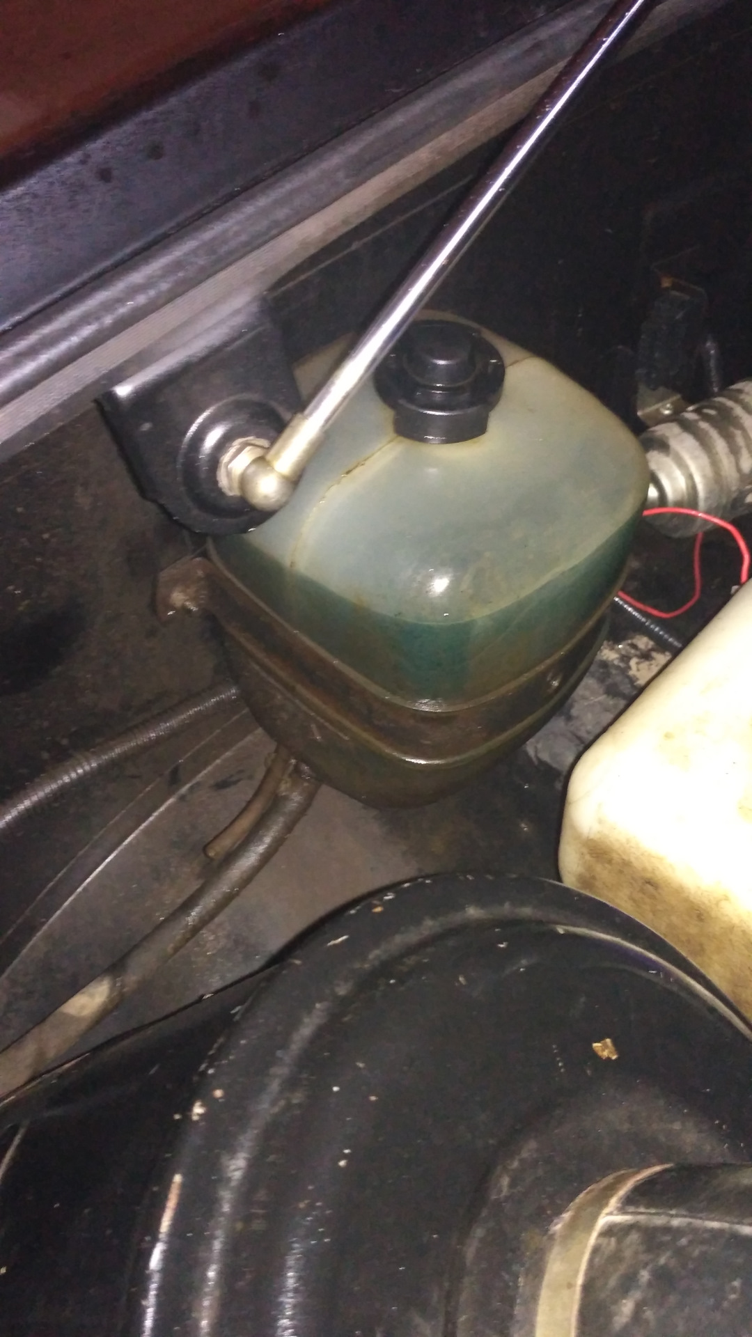 уаз выкидывает тосол. 6. пробка слива антифриза уаз хантер 2016. шланги с печки на расширительный бачок машина ваз-21010. газ 3307 выкидывает тосол через расширительный бачок.