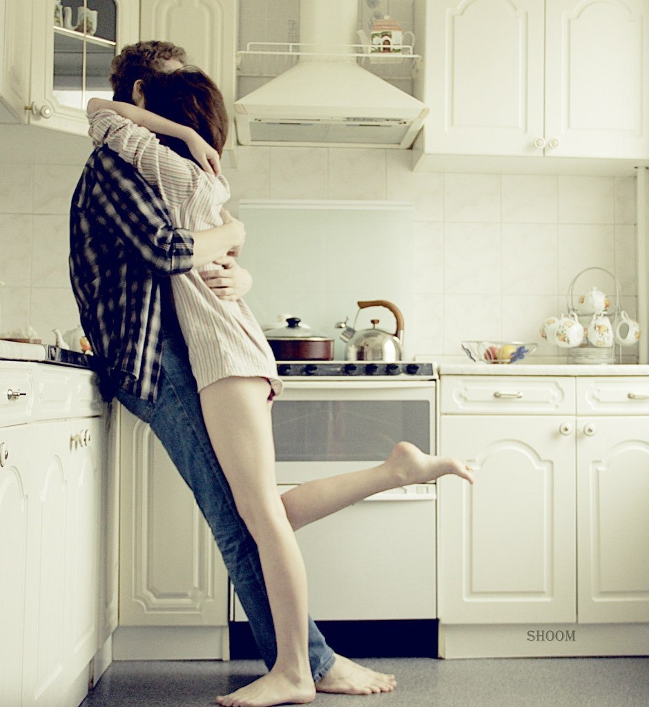 Встретить мужа в белье. Девушка на кухне. Объятия на кухне. Парень и девушка на кухне. Девушка утром на кухне.