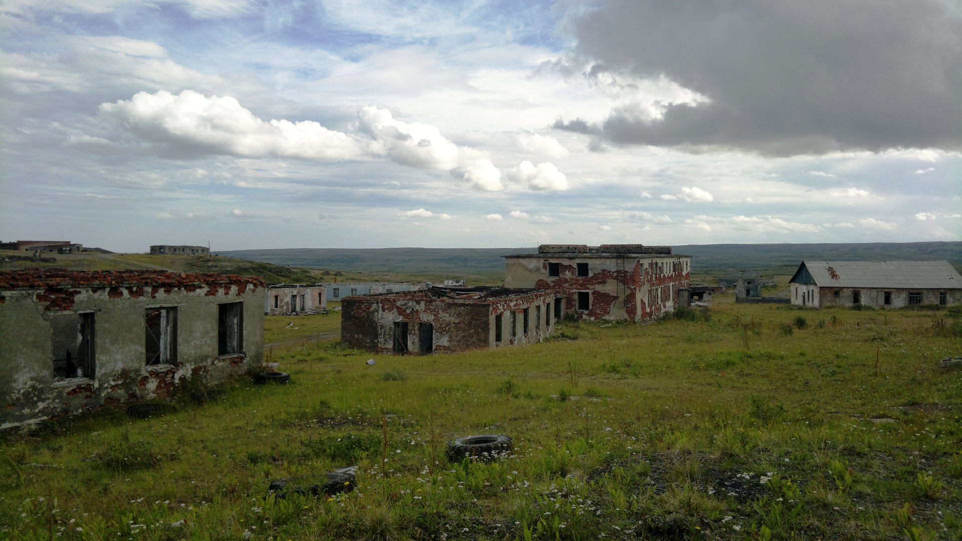 Б поселки. Посёлок Рыбачий Мурманская область. Мыс Скорбеевский полуостров Рыбачий. Поселок озерко полуостров Рыбачий. Поселок большое озерко полуостров Рыбачий.