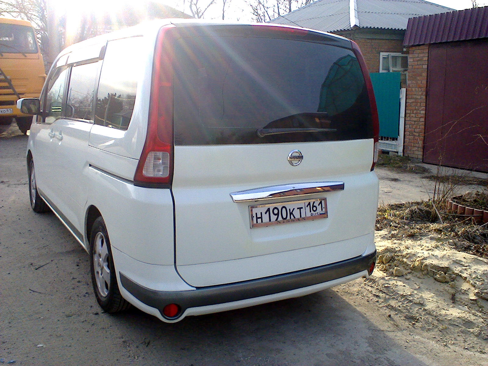 Ниссан серена с25. Ниссан Серена с25 2007. Ниссан Серена белый. Nissan Serena с25 сзади.