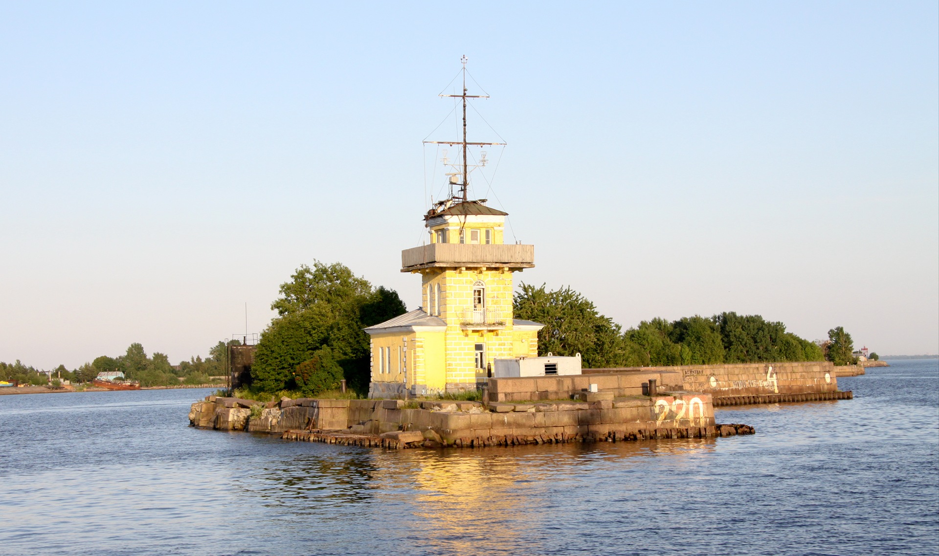 Причал в кронштадте. Зимняя Пристань в Кронштадте. Пристань в Ломоносове. Паром Кронштадт Ломоносов. Кронштадт из Ломоносова.