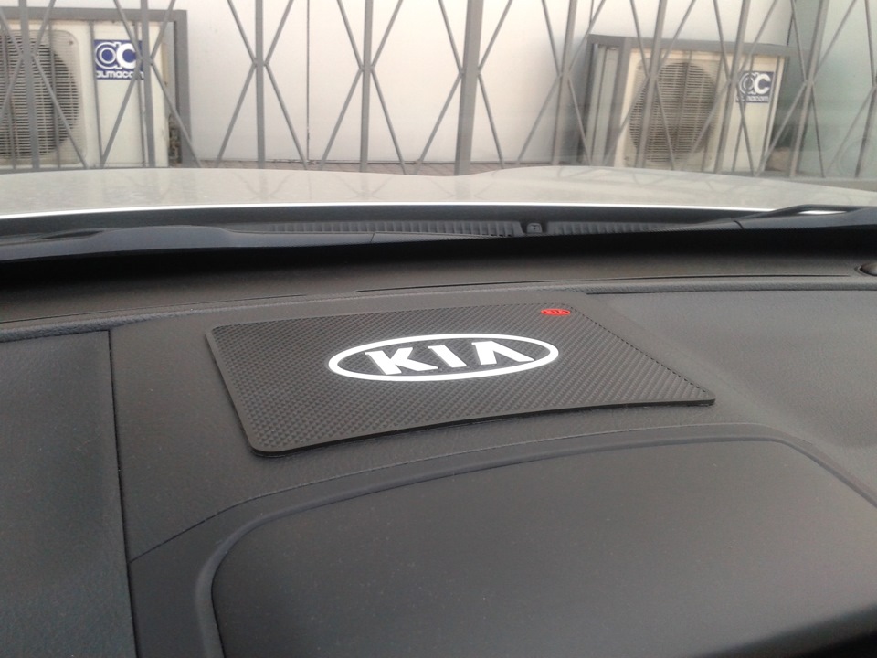 Коврик под телефон — KIA Sorento (2G), 2,4 л, 2013 года | просто так ...