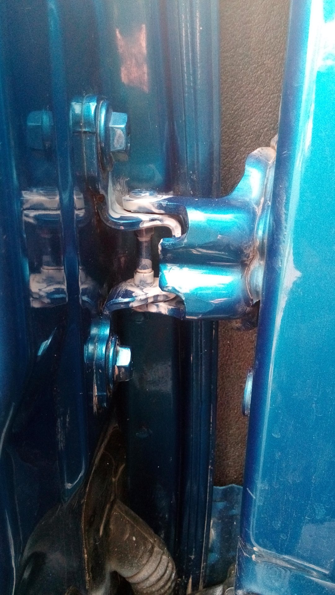 Смазка замков и петель дверей — Renault Logan (2G), 1,6 л, 2016 года ...